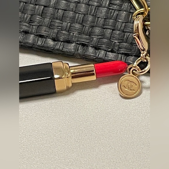 CHANEL cosmetic bag/necklace with Chanel charm - Picture 2 of 3